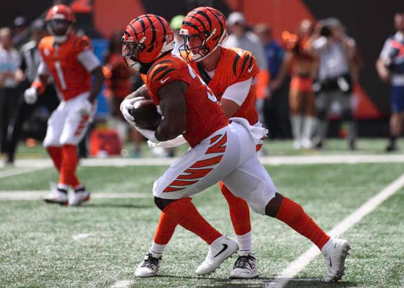 Sep 13, 2026; Cincinnati, OH, USA; Cincinnati Bengals RB Samaje Perine (front) takes a handoff from QB Joe Burrow (behind) during WEEK 1 of the NFL, American Football Herren, USA regular season between the Cincinnati Bengals and the Tampa Bay Buccaneers at Paycor Stadium. Mandatory Credit: -Cal Media NFL 2026: Buccaneers Vs Bengals SEP 13  - ZUMAc04_ 20260913_zma_c04_100 Copyright: xKevinxSchultzx