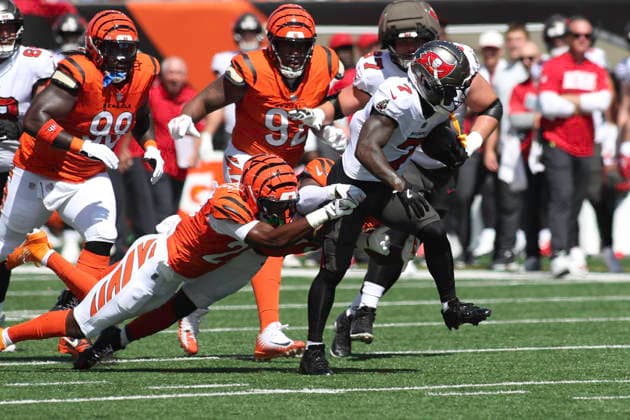 Sep 13, 2026; Cincinnati, OH, USA; Tampa Bay Buccaneers RB Bucky Irving (right) runs the ball during WEEK 1 of the NFL, American Football Herren, USA regular season between the Cincinnati Bengals and the Tampa Bay Buccaneers at Paycor Stadium. Mandatory Credit: -Cal Media NFL 2026: Buccaneers Vs Bengals SEP 13  - ZUMAc04_ 20260913_zma_c04_103 Copyright: xKevinxSchultzx