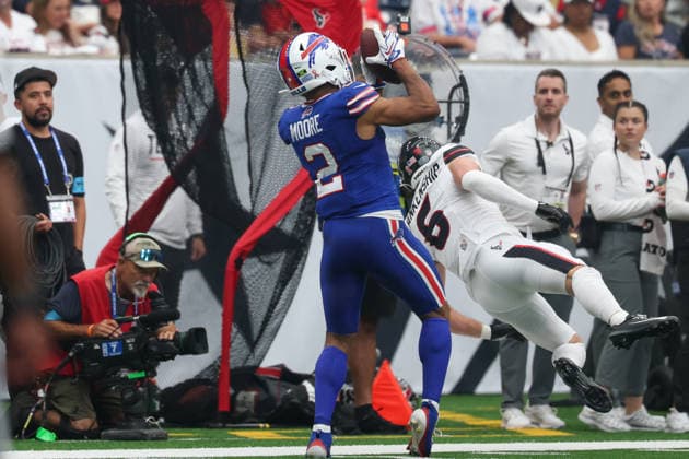 HOUSTON, TX - SEPTEMBER 13: Wide receiver DJ Moore 2 of the Buffalo Bills catches a long touchdown pass in front of safety Reed Blankenship 6 of the Houston Texans late in the first half during the NFL, American Football Herren, USA game between the Houston Texans and the Buffalo Bills on September 13, 2026, at Reliant Stadium in Houston, TX.(Photo by David Buono Icon Sportswire) NFL: SEP 13 Bills at Texans EDITORIAL USE ONLY Icon260913023