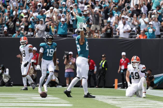 JACKSONVILLE, FL - SEPTEMBER 13: Brenton Strange 85 of the Jacksonville Jaguars celebrates after catching a touchdown pass during the game between the Jacksonville Jaguars and the Cleveland Browns on September 13, 2026 at EverBank Stadium in Jacksonville, Fl. (Photo by David Rosenblum Icon Sportswire) NFL, American Football Herren, USA SEP 13 Browns at Jaguars EDITORIAL USE ONLY Icon260913263990