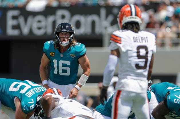 JACKSONVILLE, FL - SEPTEMBER 13: Trevor Lawrence 16 of the Jacksonville Jaguars lines up for a play during the game between the Jacksonville Jaguars and the Cleveland Browns on September 13, 2026 at EverBank Stadium in Jacksonville, Fl. (Photo by David Rosenblum Icon Sportswire) NFL, American Football Herren, USA SEP 13 Browns at Jaguars EDITORIAL USE ONLY Icon260913265067