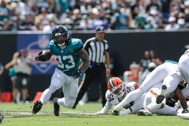 JACKSONVILLE, FL - SEPTEMBER 13: Bhayshul Tuten 33 of the Jacksonville Jaguars runs with the ball during the game between the Jacksonville Jaguars and the Cleveland Browns on September 13, 2026 at EverBank Stadium in Jacksonville, Fl. (Photo by David Rosenblum Icon Sportswire) NFL, American Football Herren, USA SEP 13 Browns at Jaguars EDITORIAL USE ONLY Icon260913265321