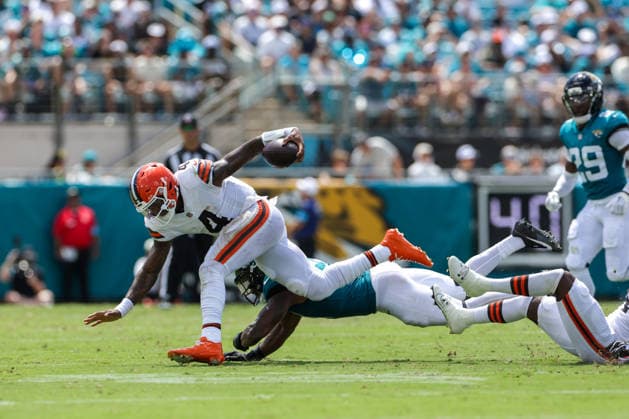 JACKSONVILLE, FL - SEPTEMBER 13: Deshaun Watson 4 of the Cleveland Browns runs with the ball during the game between the Jacksonville Jaguars and the Cleveland Browns on September 13, 2026 at EverBank Stadium in Jacksonville, Fl. (Photo by David Rosenblum Icon Sportswire) NFL, American Football Herren, USA SEP 13 Browns at Jaguars EDITORIAL USE ONLY Icon260913265708