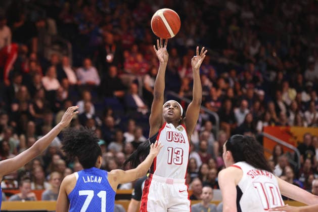 Leila Lacan, Jackie Young am Ball, Breanna Stewart Zweikampf Spielszene Aktion Basketball FIBA World Cup Weltmeisterschaft Frauen WM Finale Saison 2026 2027 13.09.2026 Frankreich vs USA