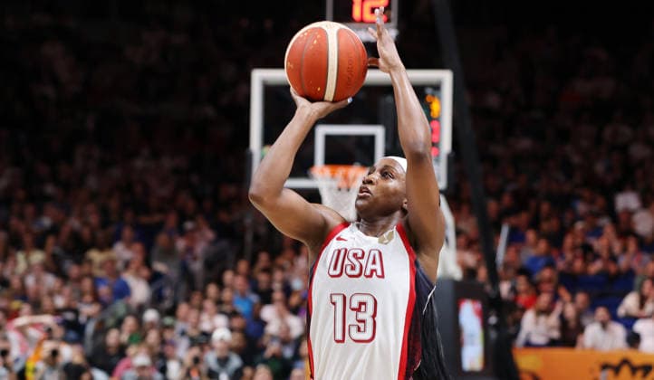 Jackie Young am Ball Aktion Oberkörper Basketball FIBA World Cup Weltmeisterschaft Frauen WM Finale Saison 2026 2027 13.09.2026 Frankreich vs USA