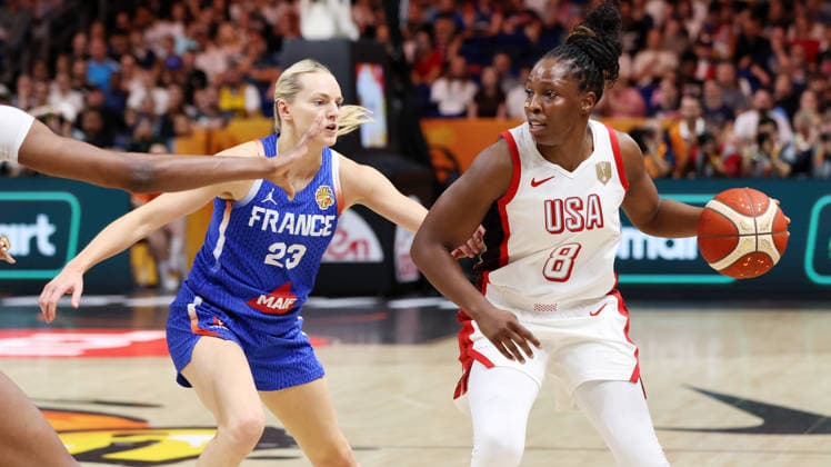 Marine Johannes, Chelsea Gray am Ball Zweikampf Spielszene Aktion Basketball FIBA World Cup Weltmeisterschaft Frauen WM Finale Saison 2026 2027 13.09.2026 Frankreich vs USA