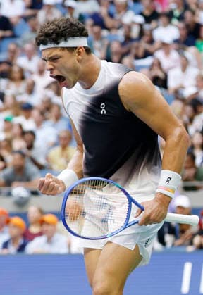 Ben Shelton reacts after winning a point against Alexander Zverev of Germany in the second set of the Men s Finals match in Arthur Ashe Stadium at the 2026 US Open Tennis Championship at the USTA Billie Jean King National Tennis Center in New York City on Sunday, September 13, 2026.  NYP20260913813 COREYxSIPKIN