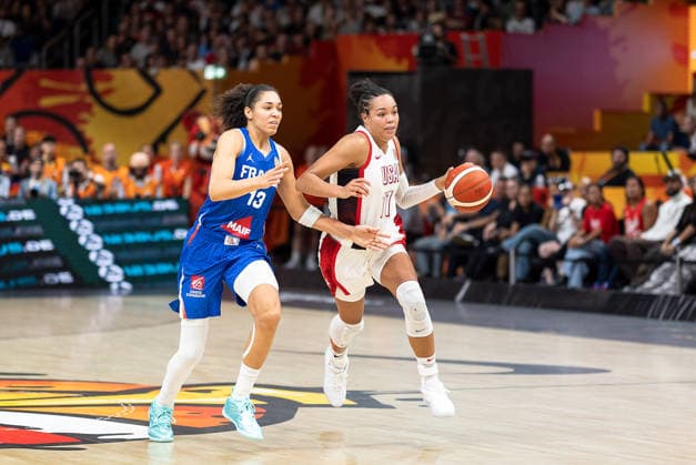 Napheesa Collier (USA, 11) im Dribbling gegen Janelle Salaun (Frankreich, 13), GER, USA vs. Frankreich, Basketball, FIBA Women s World Cup 2026, Finale, 13.09.2026 GER, USA vs. Frankreich, Basketball, FIBA Women s World Cup 2026, Finale, 13.09.2026 Berlin Copyright: xEibner-Pressefoto MaxxVincenx EP_MVN