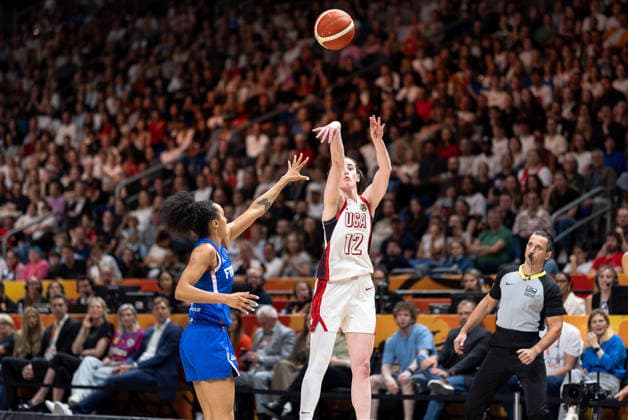 Caitlin Clark (USA, 12) beim Wurf, Leila Lacan (Frankreich, 71), GER, USA vs. Frankreich, Basketball, FIBA Women s World Cup 2026, Finale, 13.09.2026 GER, USA vs. Frankreich, Basketball, FIBA Women s World Cup 2026, Finale, 13.09.2026 Berlin Copyright: xEibner-Pressefoto MaxxVincenx EP_MVN