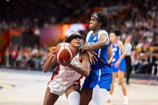 Angel Reese (USA, 15) im Dribbling gegen Dominique Malonga (Frankreich, 14), Zopf Haare im Gesicht, Augen bedeckt, GER, USA vs. Frankreich, Basketball, FIBA Women s World Cup 2026, Finale, 13.09.2026 GER, USA vs. Frankreich, Basketball, FIBA Women s World Cup 2026, Finale, 13.09.2026 Berlin Copyright: xEibner-Pressefoto MaxxVincenx EP_MVN
