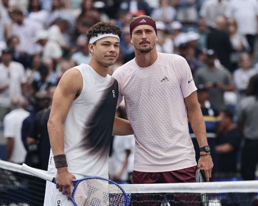 R-L. Alexander Zverev und Ben Shelton posen am Netz fuer ein Foto, Endspiel, Final, US Open Championships, Billie Jean King National Tennis Center, Flushing Meadows, New York, USA . Copyright: xJuergenxHasenkopfx