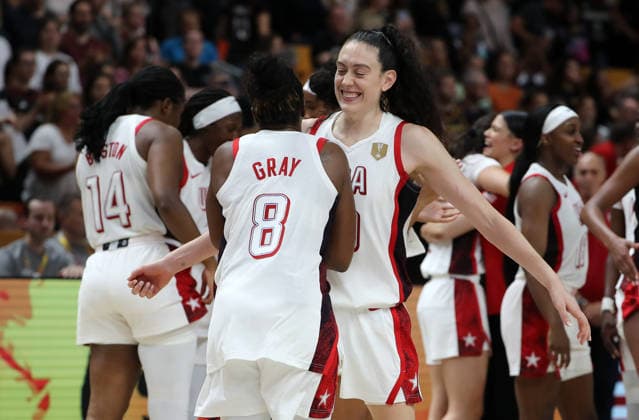 Chelsea Gray, Caitlin Clark jubelt nach Spielende Freude Emotion Basketball FIBA World Cup Weltmeisterschaft Frauen WM Finale Saison 2026 2027 13.09.2026 Frankreich vs USA