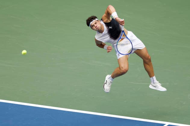 Ben Shelton serves to Alexander Zverev of Germany in the second set of the Men s Finals match in Arthur Ashe Stadium at the 2026 US Open Tennis Championship at the USTA Billie Jean King National Tennis Center in New York City on Sunday, September 13, 2026.  NYP20260913818 JOHNxANGELILLO