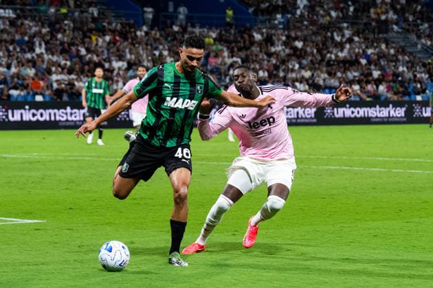 US Sassuolo v Juventus FC - Serie A Enilive Simone Cinquegrano of US Sassuolo Calcio and Randal Kolo Muani of Juventus FC compete for the ball during the Serie A Enilive match between US Sassuolo and Juventus FC at Mapei Stadium on September 13, 2026 in Reggio Emilia, Italy Reggio Emilia Mapei Stadium Emilia-Romagna Italy Copyright: xGiuseppexMaffiax 20260913_211837_SerieA_Sassuolo-Juventus_BRU09766