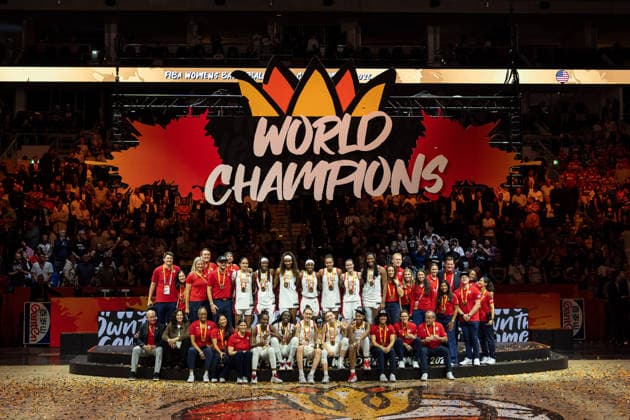 Weltmeister USA, US-amerikanische Mannschaft mit WM Pokal, Weltmeisterpokal, Goldmedaille, mit Betreuern, GER, USA vs. Frankreich, Basketball, FIBA Women s World Cup 2026, Finale, 13.09.2026 GER, USA vs. Frankreich, Basketball, FIBA Women s World Cup 2026, Finale, 13.09.2026 Berlin Copyright: xEibner-Pressefoto MaxxVincenx EP_MVN