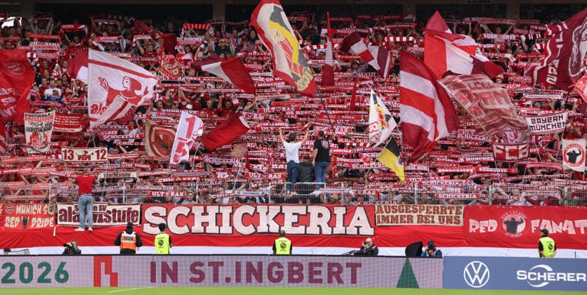 13.09.2026, Fussball, Herren, 1. Bundesliga, Saison 2026 2027, SV 07 Elversberg - FC Bayern München, Fans des FC Bayern München schwenken Fahnen und halten ihre Schals hoch Elversberg Ursapharm-Arena an der Kaiserlinde Saarland Deutschland Copyright: xFabianxKleerx