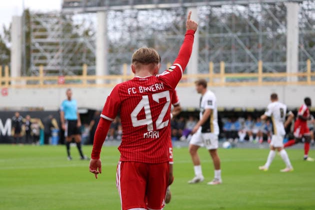 13.09.2026, Fussball, Herren, 1. Bundesliga, Saison 2026 2027, SV 07 Elversberg - FC Bayern München, Lennart Karl (FC Bayern München) bejubelt sein Tor zum 0:1 Elversberg Ursapharm-Arena an der Kaiserlinde Saarland Deutschland Copyright: xFabianxKleerx