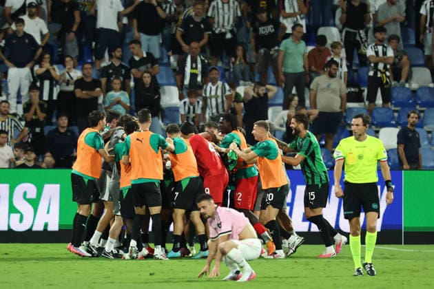Vasilije Adzic of US Sassuolo celebrates with team mates after scoring the goal of 3-2 during the Serie A 2026 2027 football match between US Sassuolo and Juventus FC at Citta del Tricolore stadium in Reggio Emilia (Italy), September 13th, 2026. CesarexPurini