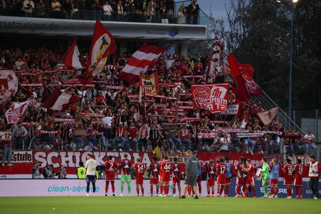 13.09.2026, Fussball, Herren, 1. Bundesliga, Saison 2026 2027, SV 07 Elversberg - FC Bayern München, Die Mannschaft der FC Bayern München nach dem Spiel vor den mitgereisten Fans Elversberg Ursapharm-Arena an der Kaiserlinde Saarland Deutschland Copyright: xFabianxKleerx