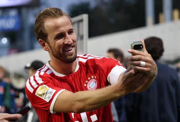 13.09.2026, Fussball, Herren, 1. Bundesliga, Saison 2026 2027, SV 07 Elversberg - FC Bayern München, Harry Kane (FC Bayern München) macht ein Selfie Elversberg Ursapharm-Arena an der Kaiserlinde Saarland Deutschland Copyright: xFabianxKleerx