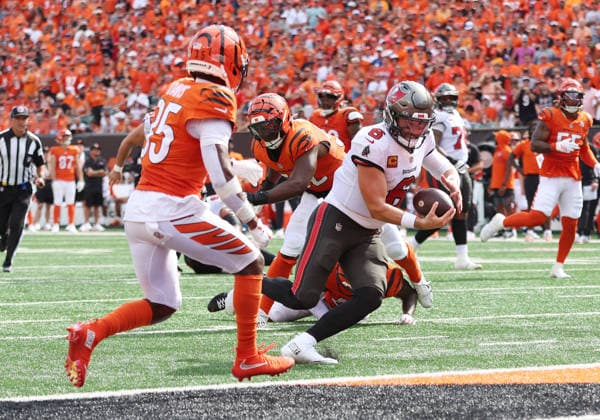 CINCINNATI, OH - SEPTEMBER 13: Tampa Bay Buccaneers quarterback Baker Mayfield 6 rushes for a touchdown in a game between the Tampa Bay Buccaneers and the Cincinnati Bengals on September 13, 2026, at Paycor Stadium in Cincinnati, OH. (Photo by Jeff Moreland Icon Sportswire) NFL, American Football Herren, USA SEP 13 Buccaneers at Bengals EDITORIAL USE ONLY Icon168260913024