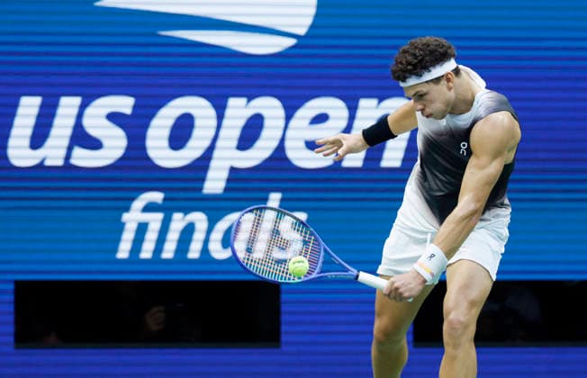 Ben Shelton hits a backhand return to Alexander Zverev of Germany in the third set of the Men s Finals match in Arthur Ashe Stadium at the 2026 US Open Tennis Championship at the USTA Billie Jean King National Tennis Center in New York City on Sunday, September 13, 2026.  NYP20260913839 COREYxSIPKIN