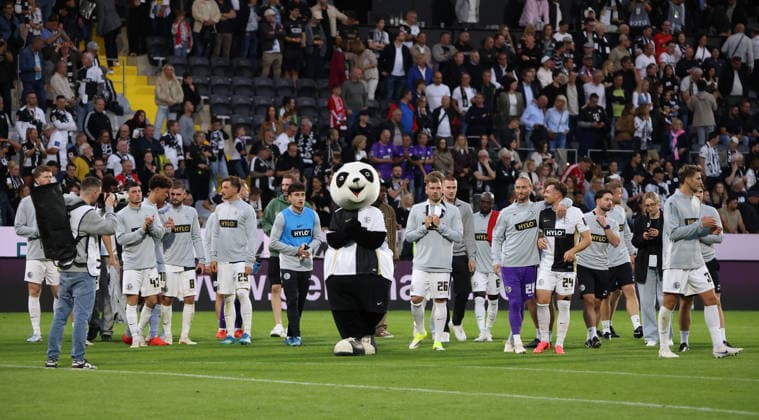13.09.2026, Fussball, Herren, 1. Bundesliga, Saison 2026 2027, SV 07 Elversberg - FC Bayern München, Die Mannschaft der SV 07 Elversberg bedankt sich nach dem Spiel bei den Fans Elversberg Ursapharm-Arena an der Kaiserlinde Saarland Deutschland Copyright: xFabianxKleerx