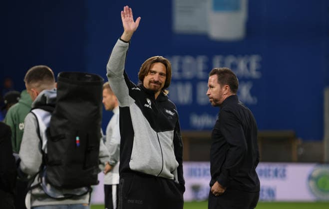 13.09.2026, Fussball, Herren, 1. Bundesliga, Saison 2026 2027, SV 07 Elversberg - FC Bayern München, Trainer Vincent Wagner (SV 07 Elversberg) und Sportdirektor Christian Weber (SV 07 Elversberg) Elversberg Ursapharm-Arena an der Kaiserlinde Saarland Deutschland Copyright: xFabianxKleerx