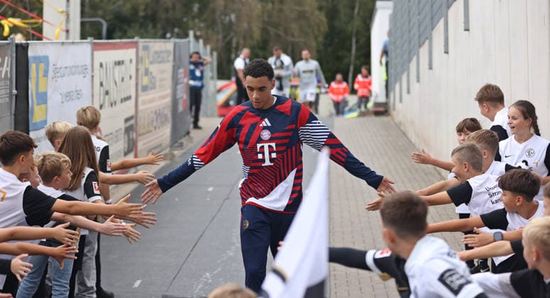 13.09.2026, Fussball, Herren, 1. Bundesliga, Saison 2026 2027, SV 07 Elversberg - FC Bayern München, Jamal Musiala (FC Bayern München) klatscht mit Kindern vor dem Spiel ab Elversberg Ursapharm-Arena an der Kaiserlinde Saarland Deutschland Copyright: xFabianxKleerx