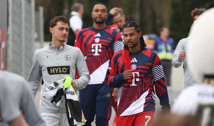 13.09.2026, Fussball, Herren, 1. Bundesliga, Saison 2026 2027, SV 07 Elversberg - FC Bayern München, Maurice Krattenmacher (SV 07 Elversberg) und Serge Gnabry (FC Bayern München) Elversberg Ursapharm-Arena an der Kaiserlinde Saarland Deutschland Copyright: xFabianxKleerx