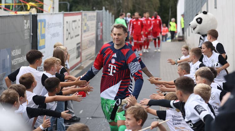 13.09.2026, Fussball, Herren, 1. Bundesliga, Saison 2026 2027, SV 07 Elversberg - FC Bayern München, Manuel Neuer (FC Bayern München) klatscht mit Kindern vor dem Spiel ab Elversberg Ursapharm-Arena an der Kaiserlinde Saarland Deutschland Copyright: xFabianxKleerx