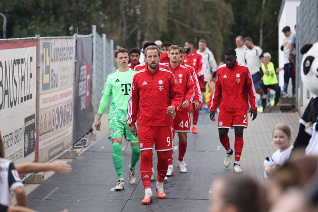 13.09.2026, Fussball, Herren, 1. Bundesliga, Saison 2026 2027, SV 07 Elversberg - FC Bayern München, Die Mannschaft des FC Bayern München kurz vor dem Einlaufen, Harry Kane (FC Bayern München) Elversberg Ursapharm-Arena an der Kaiserlinde Saarland Deutschland Copyright: xFabianxKleerx