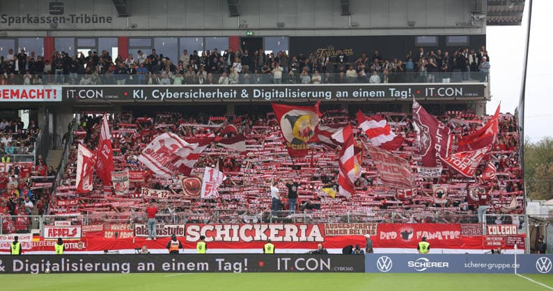 13.09.2026, Fussball, Herren, 1. Bundesliga, Saison 2026 2027, SV 07 Elversberg - FC Bayern München, Fans des FC Bayern München schwenken Fahnen und halten ihre Schals hoch Elversberg Ursapharm-Arena an der Kaiserlinde Saarland Deutschland Copyright: xFabianxKleerx