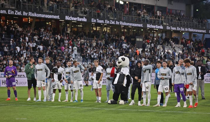 13.09.2026, Fussball, Herren, 1. Bundesliga, Saison 2026 2027, SV 07 Elversberg - FC Bayern München, Die Mannschaft der SV 07 Elversberg bedankt sich nach dem Spiel bei den Fans Elversberg Ursapharm-Arena an der Kaiserlinde Saarland Deutschland Copyright: xFabianxKleerx