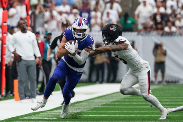 HOUSTON, TX - SEPTEMBER 13: Tight end Dalton Kincaid 86 of the Buffalo Bills is pushed out of bounds by safety Jalen Pitre 5 of the Houston Texans after a long reception during the NFL, American Football Herren, USA game between the Houston Texans and the Buffalo Bills on September 13, 2026, at Reliant Stadium in Houston, TX.(Photo by David Buono Icon Sportswire) NFL: SEP 13 Bills at Texans EDITORIAL USE ONLY Icon260913040