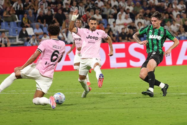 IPA88497512 - Kieron Bowie of US Sassuolo takes a shot and scores the goal to make it 2-1 during the Italian Serie A soccer match between US Sassuolo and Juventus FC at the Mapei Stadium on September 13, 2026, in Reggio Emilia, RE.  Copyright: xEmanuelexPennacchio IPAxSportx xx IPA88497512