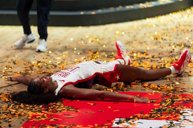 Angel Reese (USA, 15) auf dem Boden im Konfetti, jubelt Jubel nach Sieg Spielende, GER, USA vs. Frankreich, Basketball, FIBA Women s World Cup 2026, Finale, 13.09.2026 GER, USA vs. Frankreich, Basketball, FIBA Women s World Cup 2026, Finale, 13.09.2026 Berlin Copyright: xEibner-Pressefoto MaxxVincenx EP_MVN