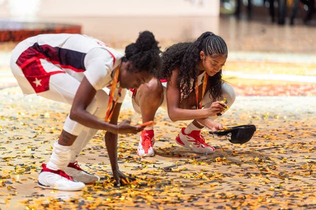 Kahleah Copper (USA, 07) und Angel Reese (USA, 15) sammeln Konfetti, GER, USA vs. Frankreich, Basketball, FIBA Women s World Cup 2026, Finale, 13.09.2026 GER, USA vs. Frankreich, Basketball, FIBA Women s World Cup 2026, Finale, 13.09.2026 Berlin Copyright: xEibner-Pressefoto MaxxVincenx EP_MVN