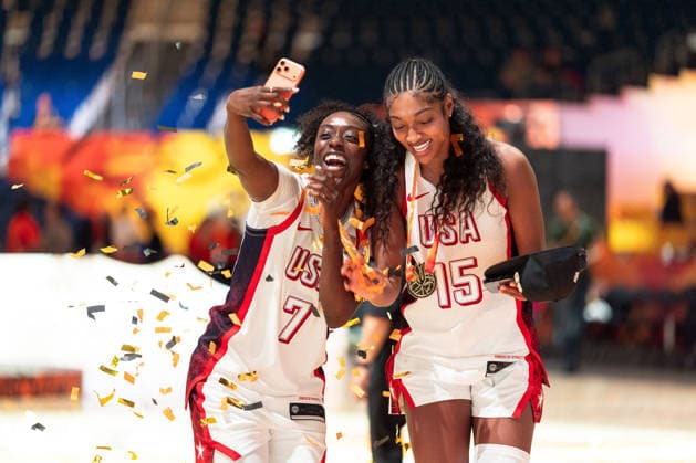 Kahleah Copper (USA, 07) und Angel Reese (USA, 15) machen ein Selfie, Goldmedaille, Konfetti, jubelt Jubel nach Sieg Spielende, GER, USA vs. Frankreich, Basketball, FIBA Women s World Cup 2026, Finale, 13.09.2026 GER, USA vs. Frankreich, Basketball, FIBA Women s World Cup 2026, Finale, 13.09.2026 Berlin Copyright: xEibner-Pressefoto MaxxVincenx EP_MVN