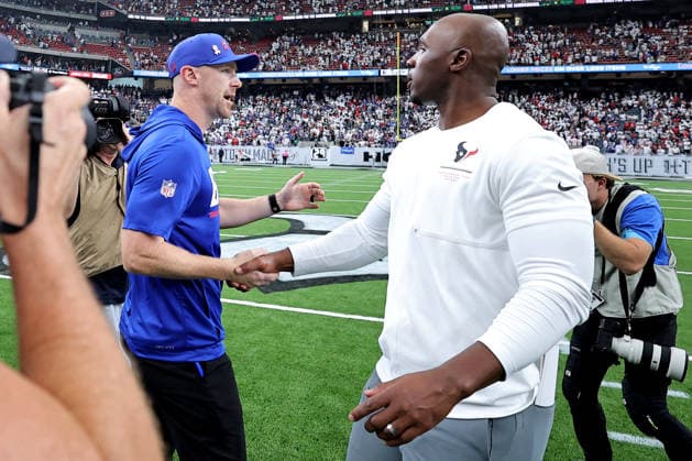 September 13, 2026, Houston, Texas, U.S: Buffalo Bills head coach Joe Brady shakes hands with Houston Texans head coach Demeco Ryans following Buffalo s 36-31 victory over the Houston Texans at Reliant Stadium in Houston, TX on September 13, 2026. NFL, American Football Herren, USA 2026 - Buffalo Bills Vs Houston Texans  - ZUMAw137 20260913_aap_w137_078 Copyright: xErikxWilliamsx