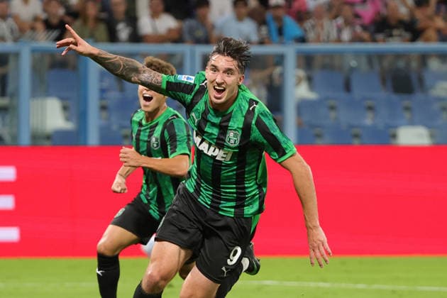 IPA88497523 - Kieron Bowie of US Sassuolo celebrates after scoring the goal that made the score 2-1 during the Italian Serie A soccer match between US Sassuolo and Juventus FC at the Mapei Stadium on September 13, 2026, in Reggio Emilia, RE.  Copyright: xEmanuelexPennacchio IPAxSportx xx IPA88497523