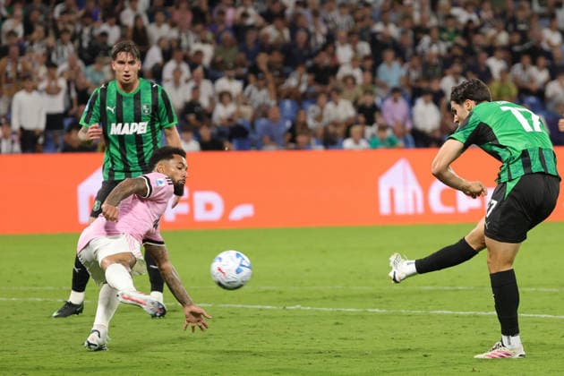 IPA88497533 - Vasilije Adzic of US Sassuolo scores a goal to make the score 1-2 in the 60th minute during the Italian Serie A soccer match between US Sassuolo and Juventus FC at Mapei Stadium on September 13, 2026, in Reggio Emilia, RE.  Copyright: xEmanuelexPennacchio IPAxSportx xx IPA88497533