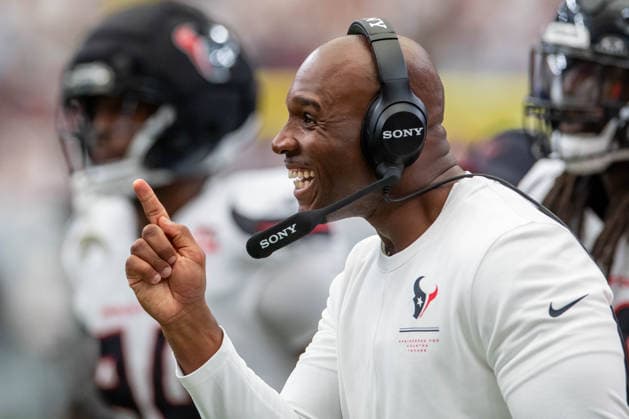 September 13, 2026: Houston Texans head coach DeMeco Ryans smiles after a defensive stop during a game between the Buffalo Bills and the Houston Texans in Houston, TX. .. CSM NFL, American Football Herren, USA 2026: Bills Vs Texans SEP 13  - ZUMAc04_ 20260913_zma_c04_249 Copyright: xTraskxSmithx