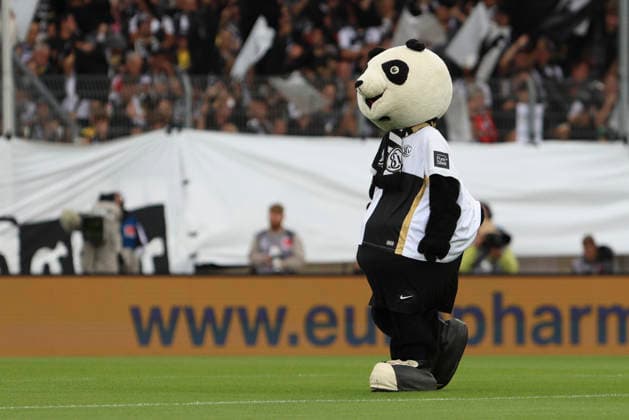 Maskottchen von SV 07 Elversberg ist zu sehen waehrend des Spiels der 1. Bundesliga zwischen SV Elversberg und FC Bayern Muenchen, Ursapharm-Arena am 13. September 2026 in Spiesen-Elversberg, Deutschland. (Foto von Oliver Kaelke DeFodi Images) +++ Mascot from SV 07 Elversberg is seen during the Bundesliga match between SV Elversberg and FC Bayern Muenchen at Ursapharm-Arena on September 13, 2026 in Spiesen-Elversberg, Germany. (Photo by Oliver Kaelke DeFodi Images) DFB DFL REGULATIONS PROHIBIT ANY USE OF PHOTOGRAPHS AS IMAGE SEQUENCES AND OR QUASI-VIDEO. (Photo by Oliver Kaelke DeFodi Images) -