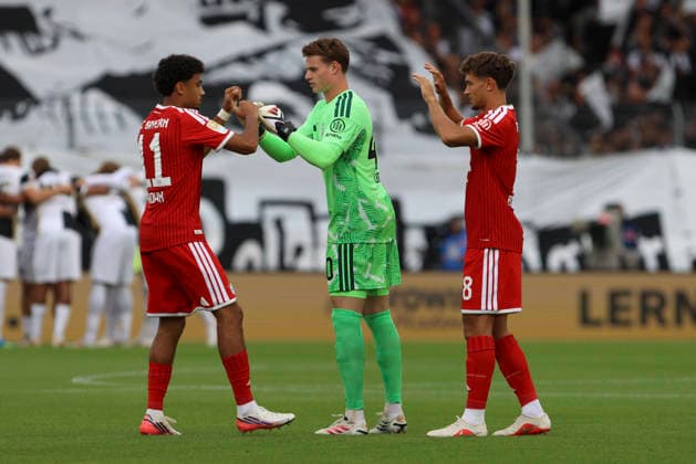 Nathaniel Brown (FC Bayern Muenchen), Torwart Jonas Urbig (FC Bayern Muenchen) und Tom Bischof (FC Bayern Muenchen) klatschen sich ab waehrend des Spiels der 1. Bundesliga zwischen SV Elversberg und FC Bayern Muenchen, Ursapharm-Arena am 13. September 2026 in Spiesen-Elversberg, Deutschland. (Foto von Oliver Kaelke DeFodi Images) +++ Nathaniel Brown (FC Bayern Muenchen), Torwart Jonas Urbig (FC Bayern Muenchen) und Tom Bischof (FC Bayern Muenchen) shake hands during the Bundesliga match between SV Elversberg and FC Bayern Muenchen at Ursapharm-Arena on September 13, 2026 in Spiesen-Elversberg, Germany. (Photo by Oliver Kaelke DeFodi Images) DFB DFL REGULATIONS PROHIBIT ANY USE OF PHOTOGRAPHS AS IMAGE SEQUENCES AND OR QUASI-VIDEO. (Photo by Oliver Kaelke DeFodi Images) -