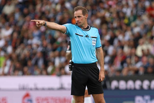 Schiedsrichter Sascha Stegemann gestikuliert, Gestik waehrend des Spiels der 1. Bundesliga zwischen SV Elversberg und FC Bayern Muenchen, Ursapharm-Arena am 13. September 2026 in Spiesen-Elversberg, Deutschland. (Foto von Oliver Kaelke DeFodi Images) +++ Schiedsrichter Sascha Stegemann gestures during the Bundesliga match between SV Elversberg and FC Bayern Muenchen at Ursapharm-Arena on September 13, 2026 in Spiesen-Elversberg, Germany. (Photo by Oliver Kaelke DeFodi Images) DFB DFL REGULATIONS PROHIBIT ANY USE OF PHOTOGRAPHS AS IMAGE SEQUENCES AND OR QUASI-VIDEO. (Photo by Oliver Kaelke DeFodi Images) -
