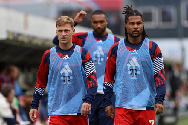 Joshua Kimmich (FC Bayern Muenchen) und Serge Gnabry (FC Bayern Muenchen) schaut waehrend des Spiels der 1. Bundesliga zwischen SV Elversberg und FC Bayern Muenchen, Ursapharm-Arena am 13. September 2026 in Spiesen-Elversberg, Deutschland. (Foto von Oliver Kaelke DeFodi Images) +++ Joshua Kimmich (FC Bayern Muenchen) und Serge Gnabry (FC Bayern Muenchen) looks on during the Bundesliga match between SV Elversberg and FC Bayern Muenchen at Ursapharm-Arena on September 13, 2026 in Spiesen-Elversberg, Germany. (Photo by Oliver Kaelke DeFodi Images) DFB DFL REGULATIONS PROHIBIT ANY USE OF PHOTOGRAPHS AS IMAGE SEQUENCES AND OR QUASI-VIDEO. (Photo by Oliver Kaelke DeFodi Images) -