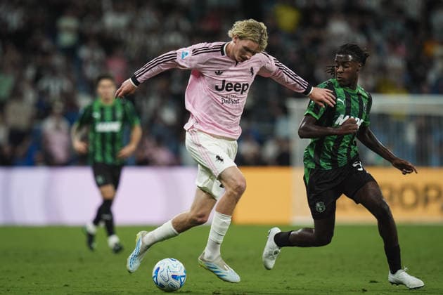 Juventus™s Nick Woltemade fights for the ball with Sassuolo™s Darryl Bakola during the Serie A soccer match between Sassuolo and Juventus at the Mapei Stadium in Reggio Emilia, north Italy - Sunday, September 13, 2026 -  Copyright: xMassimoxPaolone LaPressex