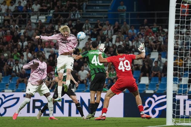 Juventus™s Nick Woltemade fights for the ball with Sassuolo™s Simone Cinquegrano and Sassuolo™s Arijanet Muric during the Serie A soccer match between Sassuolo and Juventus at the Mapei Stadium in Reggio Emilia, north Italy - Sunday, September 13, 2026 -  Copyright: xMassimoxPaolone LaPressex