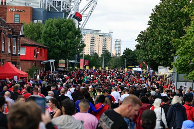 Manchester United, ManU v Manchester City, Premier League Fans make their way down Sir Matt Busby Way to the match ahead of the Premier League match between Manchester United and Manchester City at Old Trafford, Manchester, UK on 13 September 2026. Manchester Old Trafford Greater Manchester UK Editorial use only DataCo restrictions apply See www.football-dataco.com , Copyright: xConorxMolloyx PSI-24872-0161